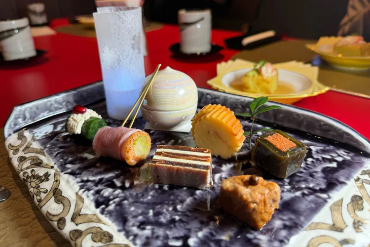 前菜一次呈現七品旬味，展現季節食材的細膩講究。JR東日本大飯店台北提供