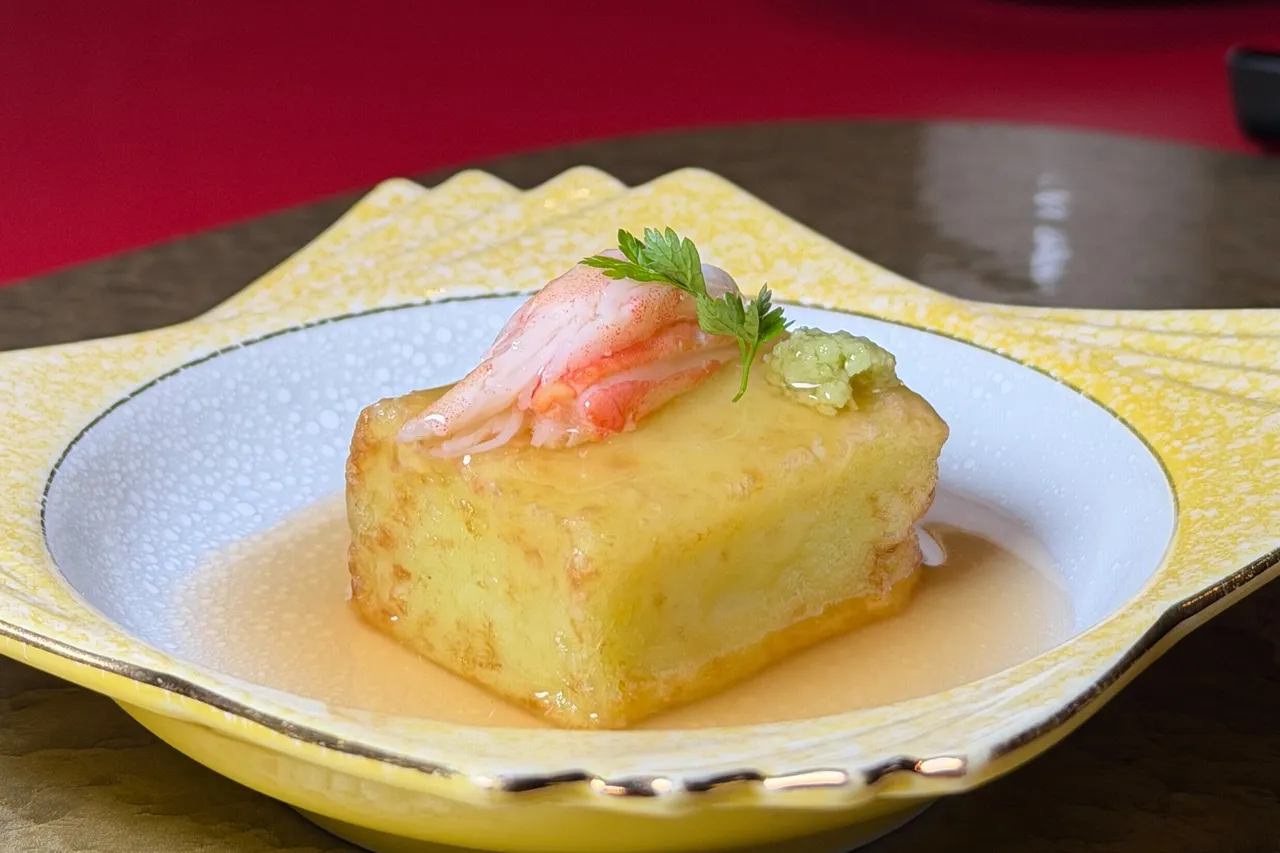 先付「烤银杏豆腐」以银杏制成豆腐后再行炙烤，口感绵密。JR东日本大饭店台北提供