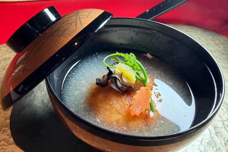 椀物「宮城縣產牡蠣雨夾雪蘿蔔高湯」，搭配蘿蔔泥勾勒出如雪般的意象。JR東日本大飯店台北提供