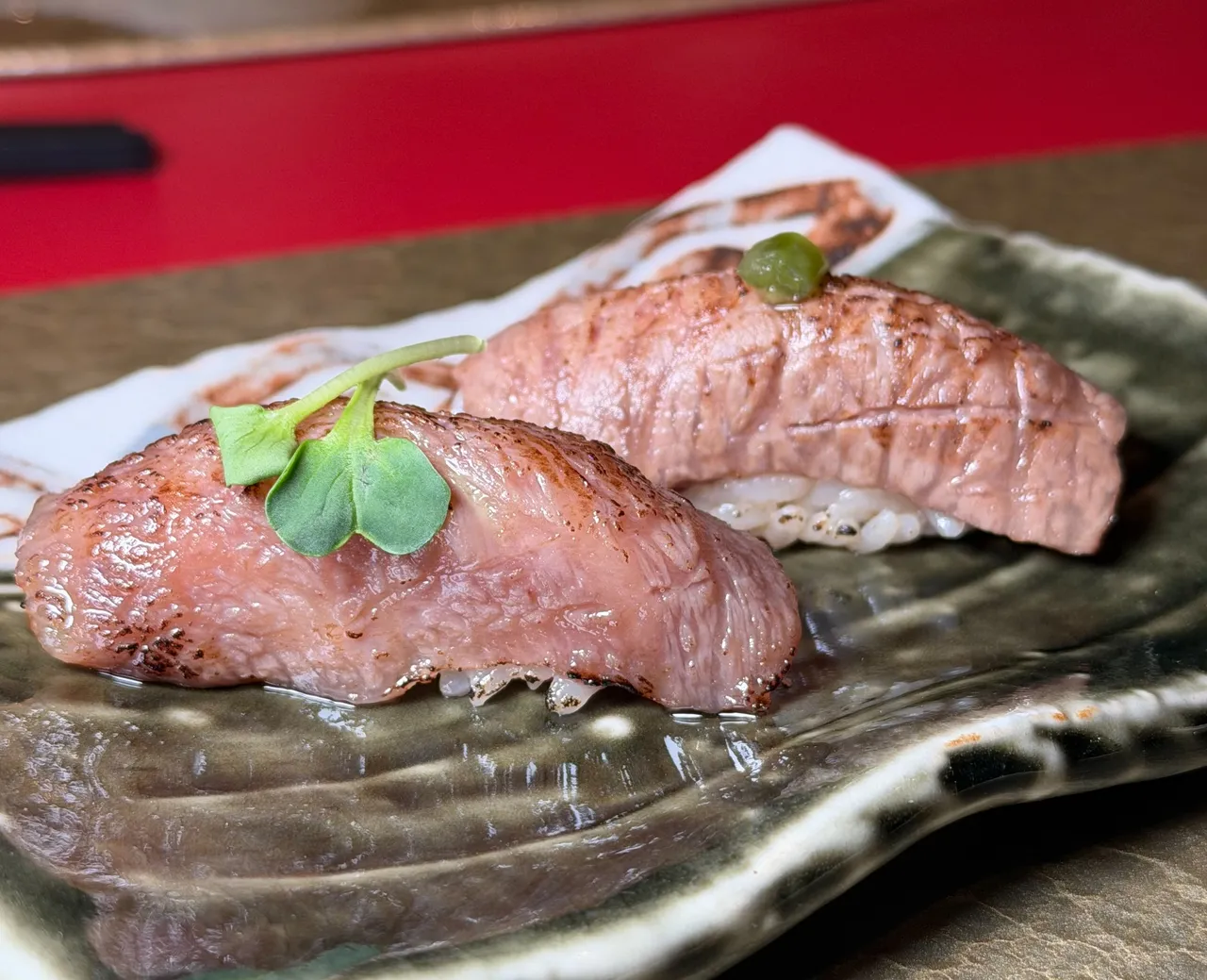 「和牛炙烧寿司」二贯，分别以酱油与味噌调味后轻炙。JR东日本大饭店台北提供