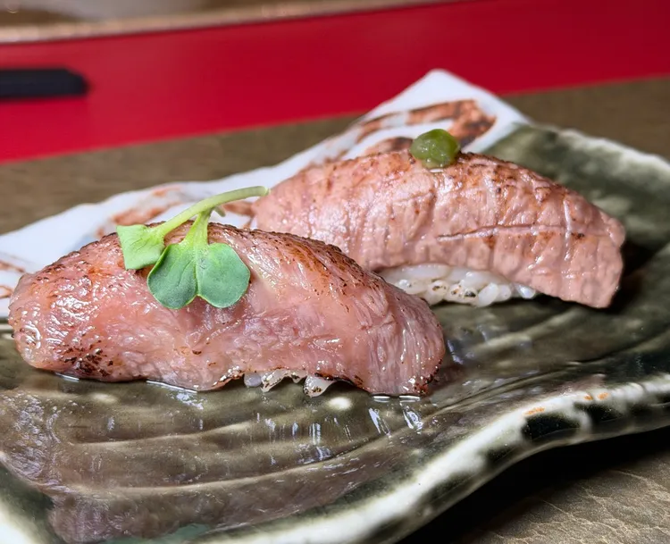 「和牛炙燒壽司」二貫，分別以醬油與味噌調味後輕炙。JR東日本大飯店台北提供