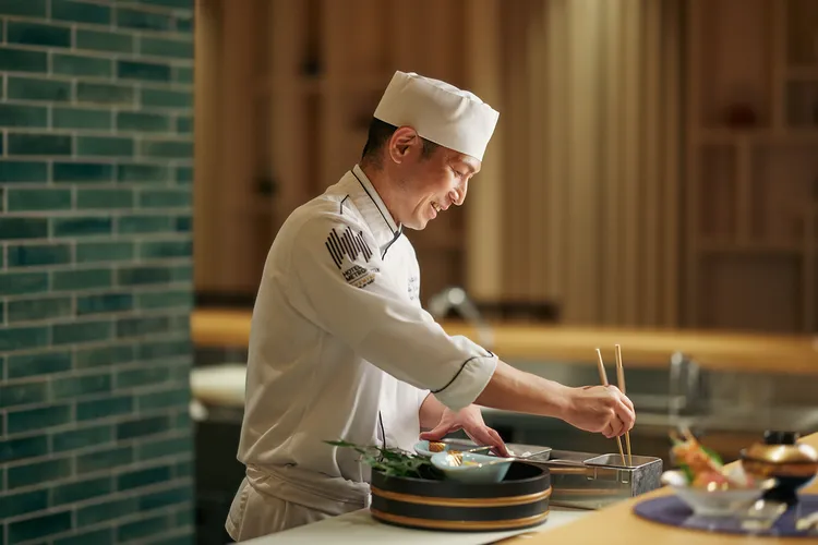 HAYASE 日本料理郡司行雄料理長推薦賓客享用「和牛涮涮鍋會席」。JR東日本大飯店台北提供