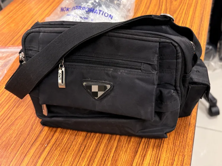 警方查獲裝有針孔的背包。中壢警分局提供