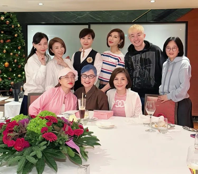 利菁在社群PO出天后聚餐照，張小燕、張清芳、葉璦菱、李翊君、方芳芳現身，網友讚嘆「含金量好高啊」！