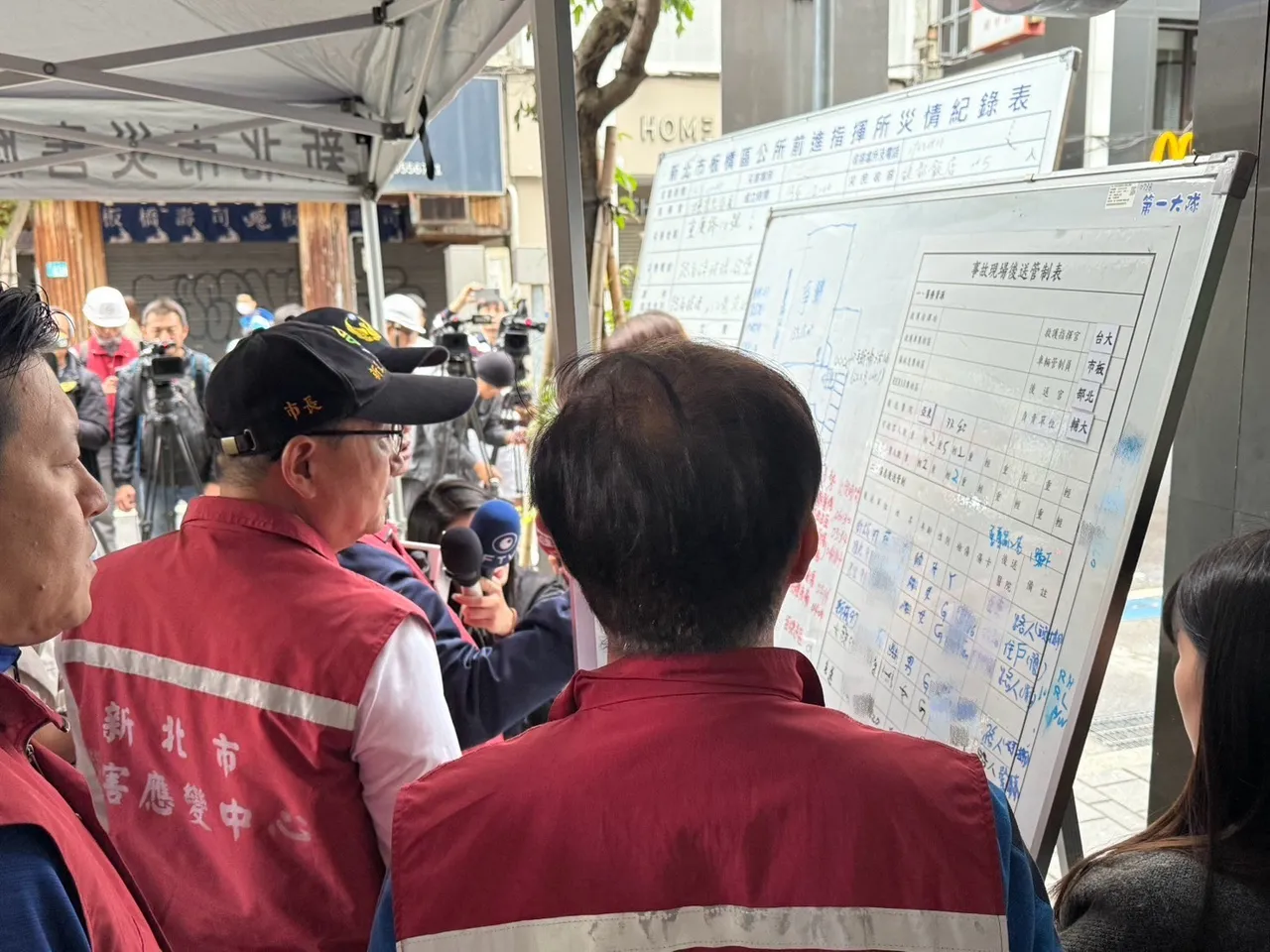 侯友宜与消防局、工务局等会同新北市土木结构技师到场视察。市府提供