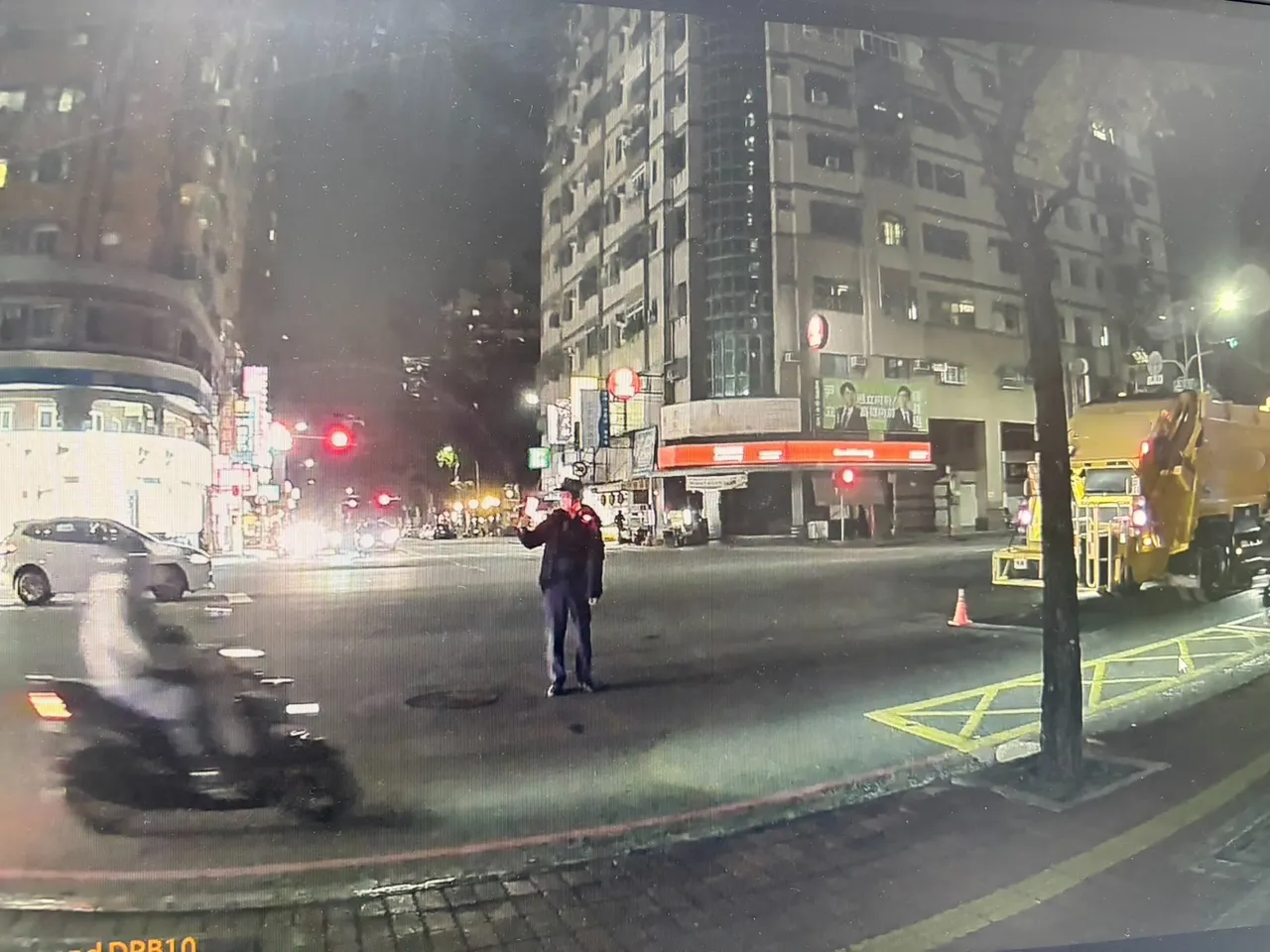 垃圾车起步行驶撞击大楼保全庄男，庄男倒地不治。翻摄画面