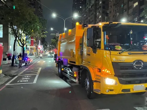 大楼保全协助倾倒垃圾人潮疏导疏！站垃圾车前遭撞击伤重不治
