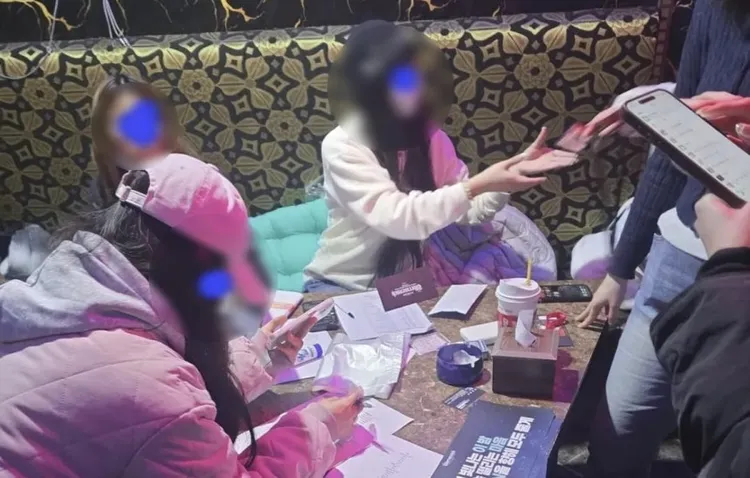 中國黃牛試圖在場外的KTV包廂交易，被檢舉一網打盡，查獲200張黃牛票。翻攝Threads