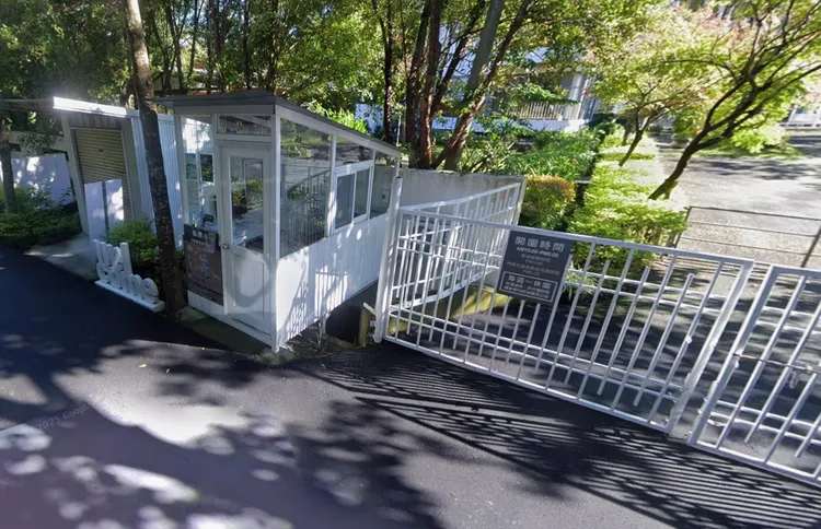 吳姓女子取景拍照時，沒注意售票亭旁有溝渠，摔落重傷，她報案提告園方過失傷害。取自Google Map