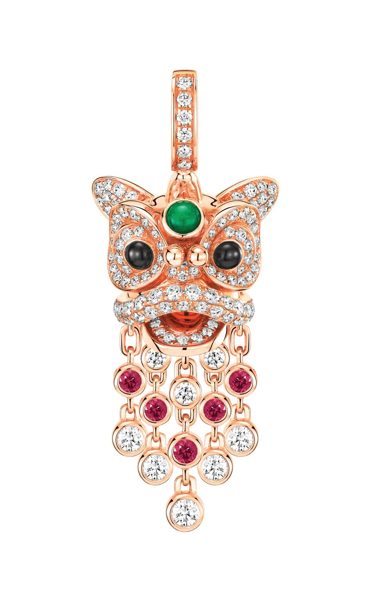 Qeelin Xi Xi 18K玫瑰金鑲嵌紅寶石、翡翠與鑽石大號吊墜，36萬7500元。品牌提供