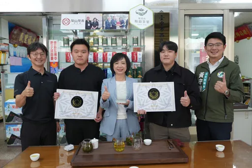 法国茶叶大赛获奖遭中方闹场　何欣纯为梨山茶农兄弟加油打气