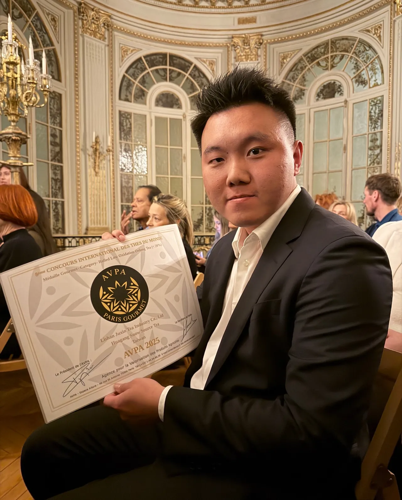谢忠霖带著自家「华岗雪源头」茶叶，前往法国巴黎参加法国茶叶国际大赛，获颁「特别奖」。翻摄聚鑫制茶厂脸书