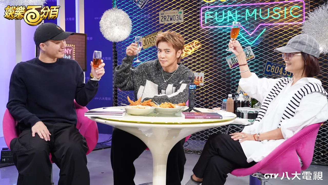 罗志祥（中）上节目谈会以购物来排解忧郁。八大提供