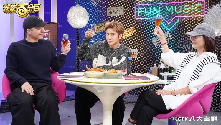 羅志祥（中）上節目談會以購物來排解憂鬱。八大提供