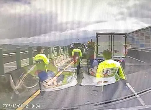 台68線竹東段貨車撞飛值勤警車！女警頭部撕裂傷濺血