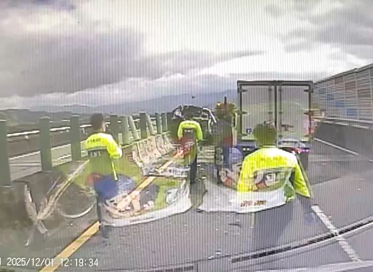 救护人员到场，发现警车被撞飞在中央分隔岛上。翻摄画面