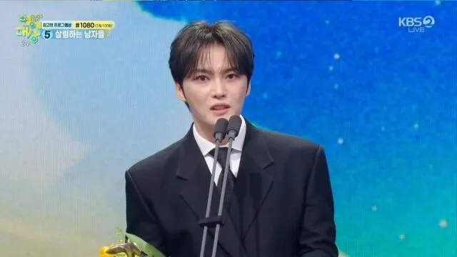 金在中被KBS封杀多年解禁，出道22年首次拿下演艺大赏奖项。翻摄KBS