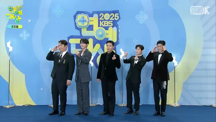 《兩天一夜4》文世潤（左起）、柳善皓、李準、金鍾旼（右）都抱得獎坐，只有DinDin摃龜。翻攝KBS