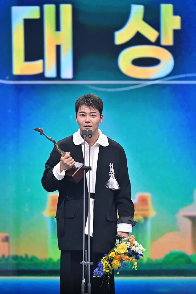 全炫茂获得年度大奖，提到父亲最近身体欠佳，要录影又要跑医院蜡烛两头烧。翻摄KBS