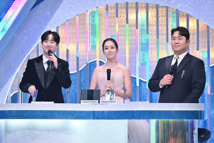 李燦元（左起）、李珉廷、文世潤擔任典禮主持人。翻攝KBS