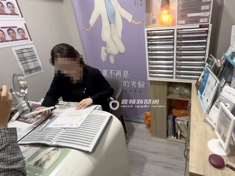 提问分期付款，群丽诊所业务拿出价位分期表来查看。特勤中心摄