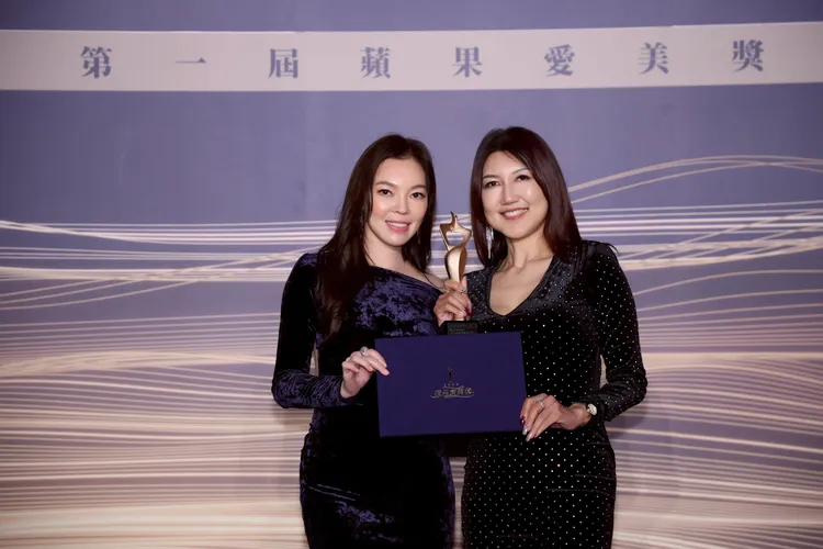 「Profhilo逆時針」獲《蘋果愛美獎》年度最爆紅逆齡療程獎及年度廣告眼球獎，由曾馨瑩（左）頒獎給可若夫生技董事長暨執行長馬淑娟。