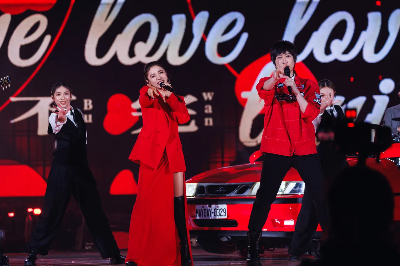 五月天台中场首位嘉宾邀来大咖女星　阿信变唱跳歌手「又浪又慢」