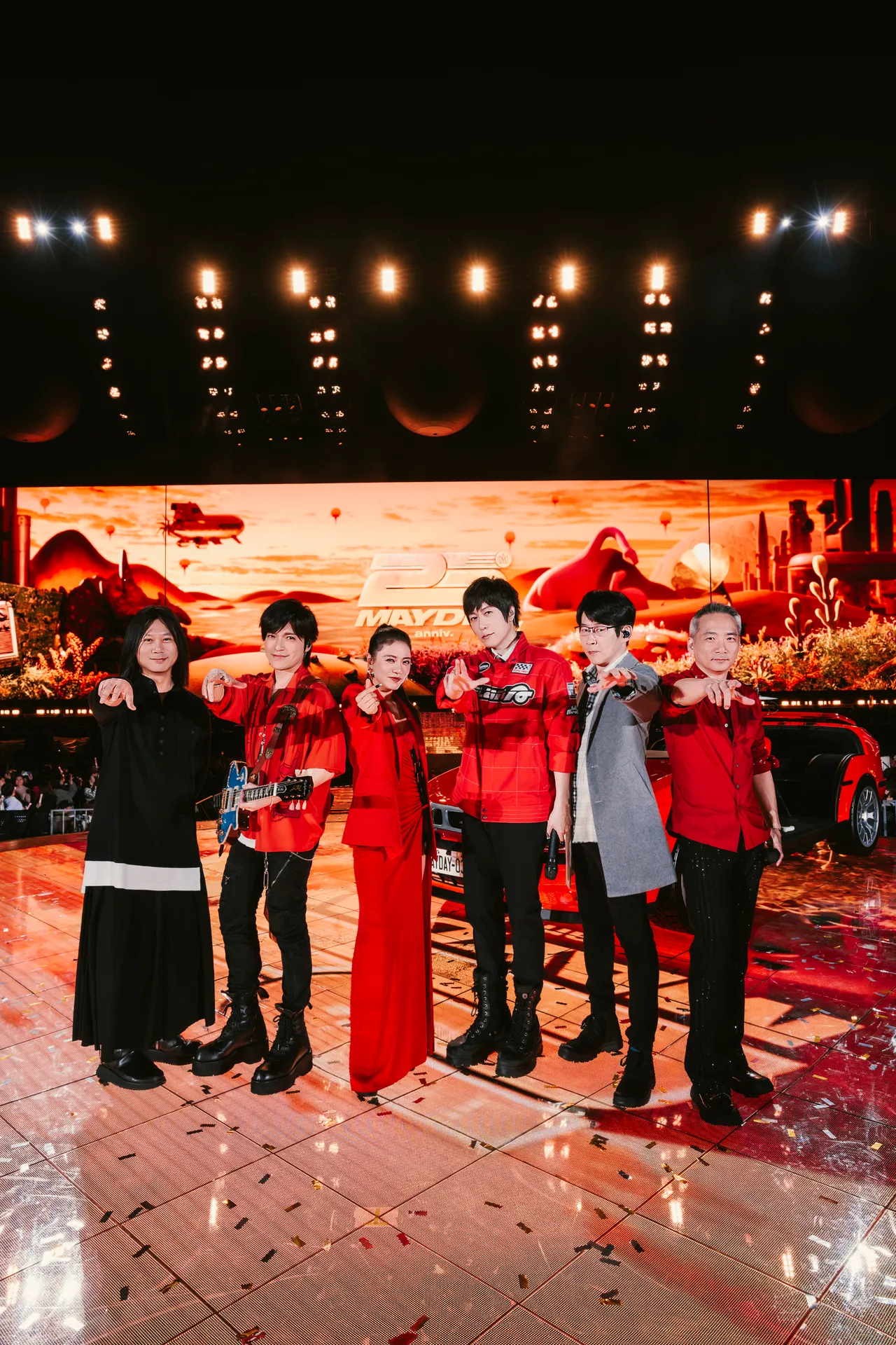 五月天与丁当再度携手，打造跨时代舞曲唱跳舞台。相信音乐提供