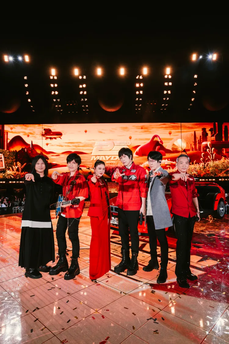 五月天與丁噹再度攜手，打造跨時代舞曲唱跳舞台。相信音樂提供