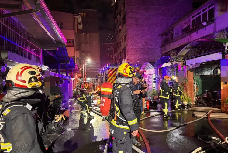 消防人員出動大批人車到場搶救。民眾提供