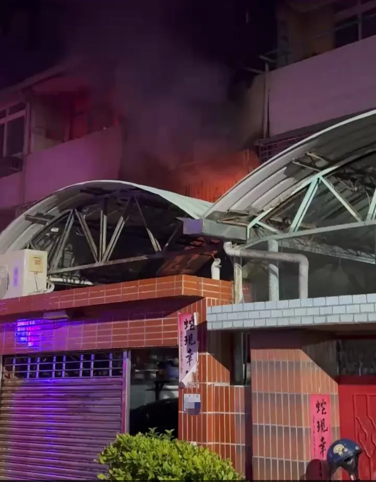 火勢從2樓竄出。民眾提供