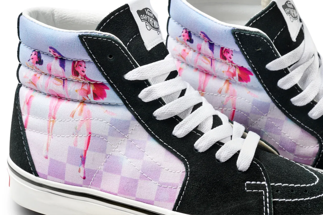 3位女主角演場熱門曲《GOLDEN》的經典畫面呈現在鞋側。品牌提供