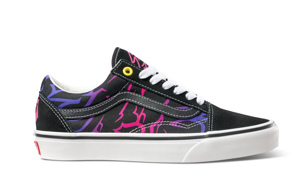 Old Skool鞋型運用紫色、桃色的惡魔圖騰延伸至鞋側。品牌提供
