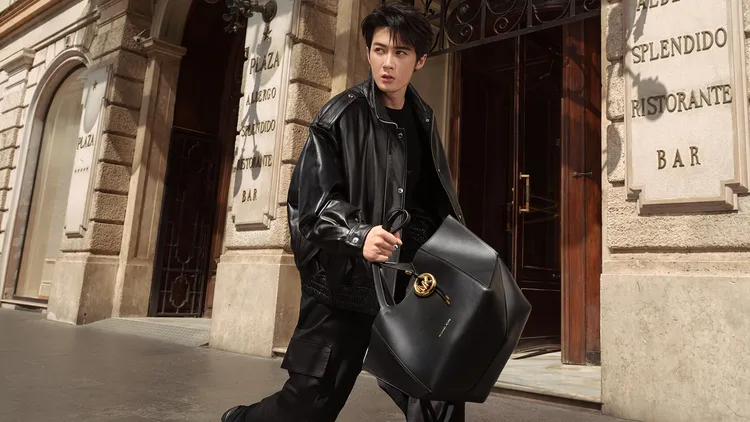 檀健次以一身俐落皮衣搭配Jordi全新黑色大型托特包。品牌提供
