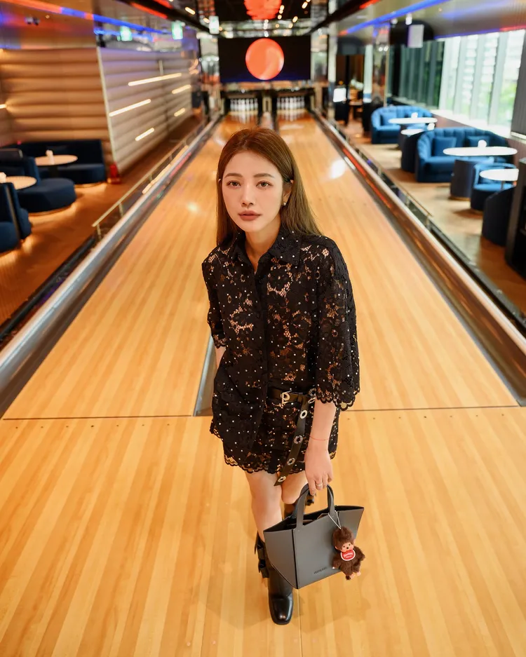 許路兒搭配Jordi小型手提包。翻攝許路兒IG