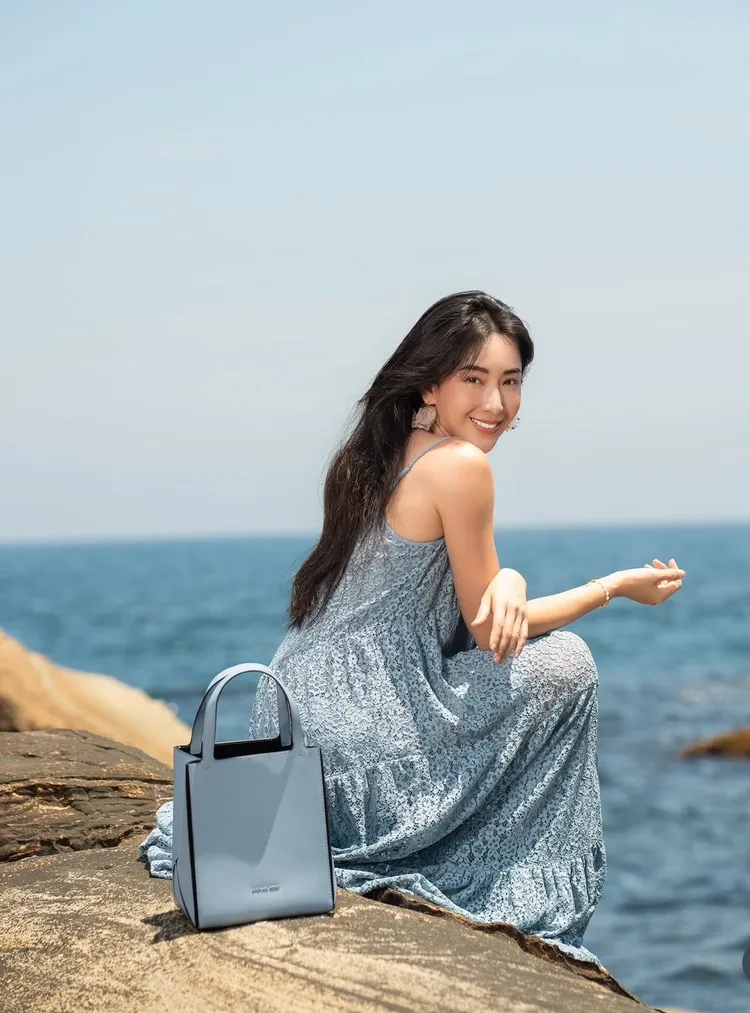 隋棠搭配天藍色Jordi小型手提包。翻攝隋棠 IG