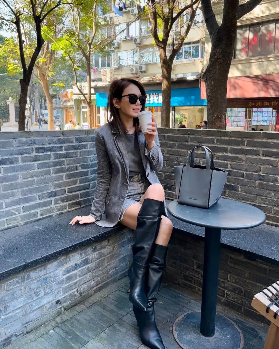 Melody搭配灰色款的Jordi小型手提包。翻摄Melody IG