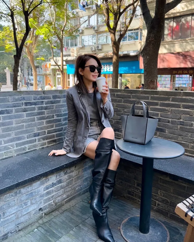 Melody搭配灰色款的Jordi小型手提包。翻攝Melody IG