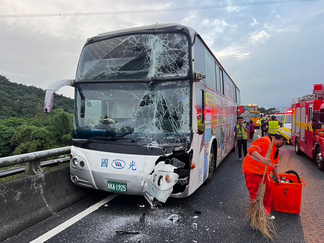 客运不明原因追撞前方大货车，导致车头出现严重毁损。翻摄照片
