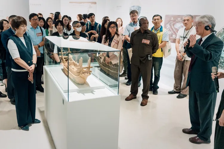 長達1公尺的靈魂渡船－船形埴輪，重現5世紀造船技術的精湛工藝。館方提供