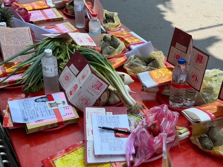 大考前，台北文昌宮常見考生準備蔥、竹筍、白蘿蔔及准考證去祭拜文昌帝君，祈求考試順利。攝影中心