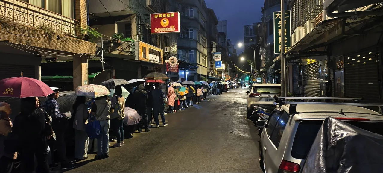 位于台北市的文昌宫，每逢考季便吸引大量家长为孩子点灯祈福。Threads网友「@huntxtnuh」授权提供