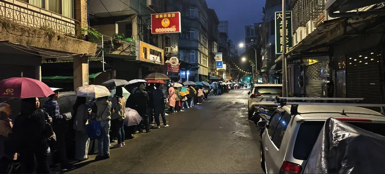 位於台北市的文昌宮，每逢考季便吸引大量家長為孩子點燈祈福。Threads網友「@huntxtnuh」授權提供