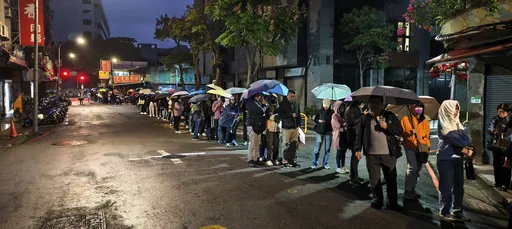 文昌宮點燈超扯！家長半夜就排隊「人龍看不到盡頭」　3千人撲空