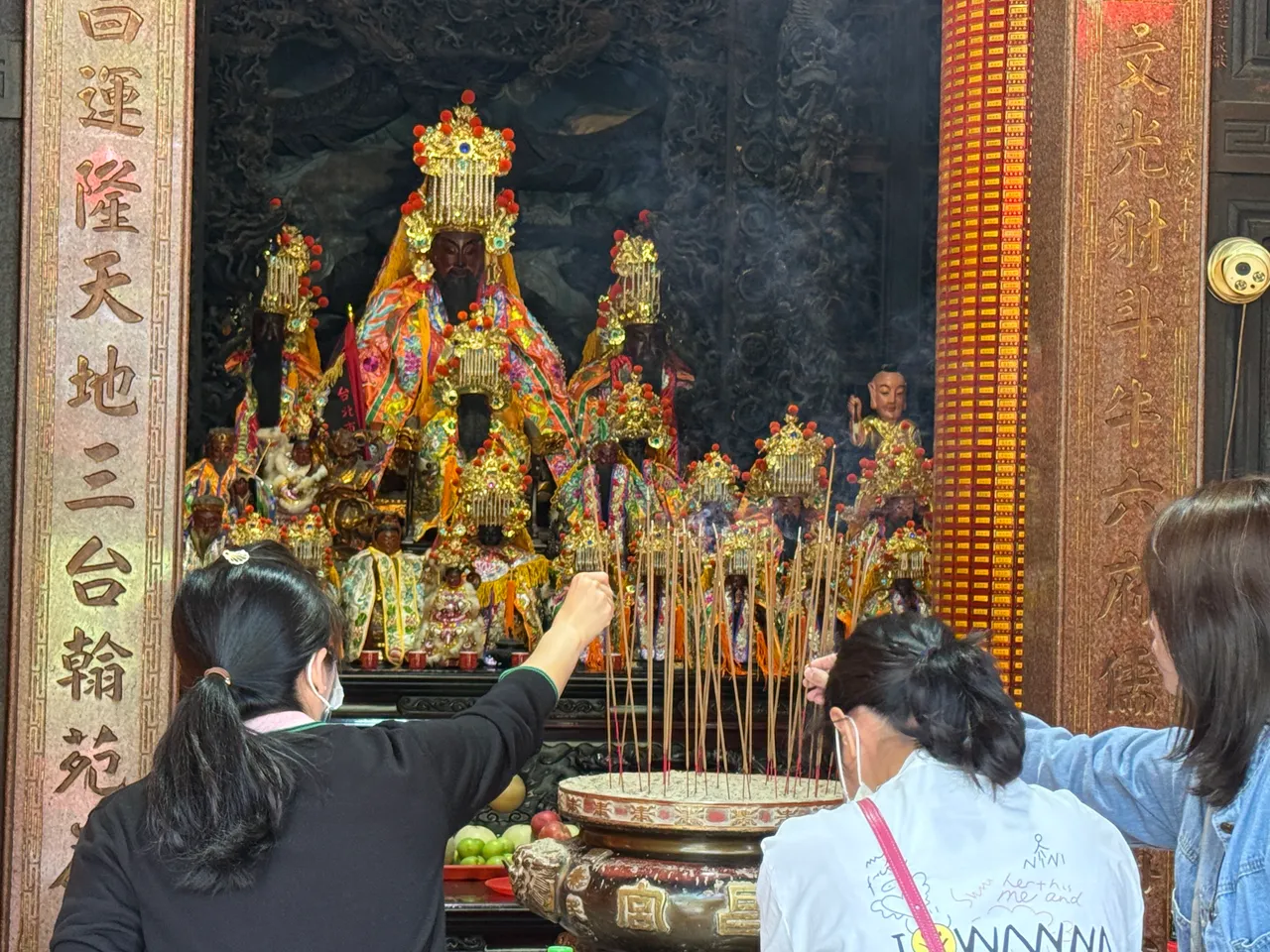 台北文昌宫考生烧香祈求考试顺利 。摄影中心