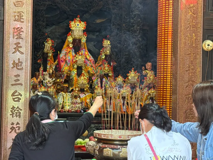 台北文昌宮考生燒香祈求考試順利 。攝影中心