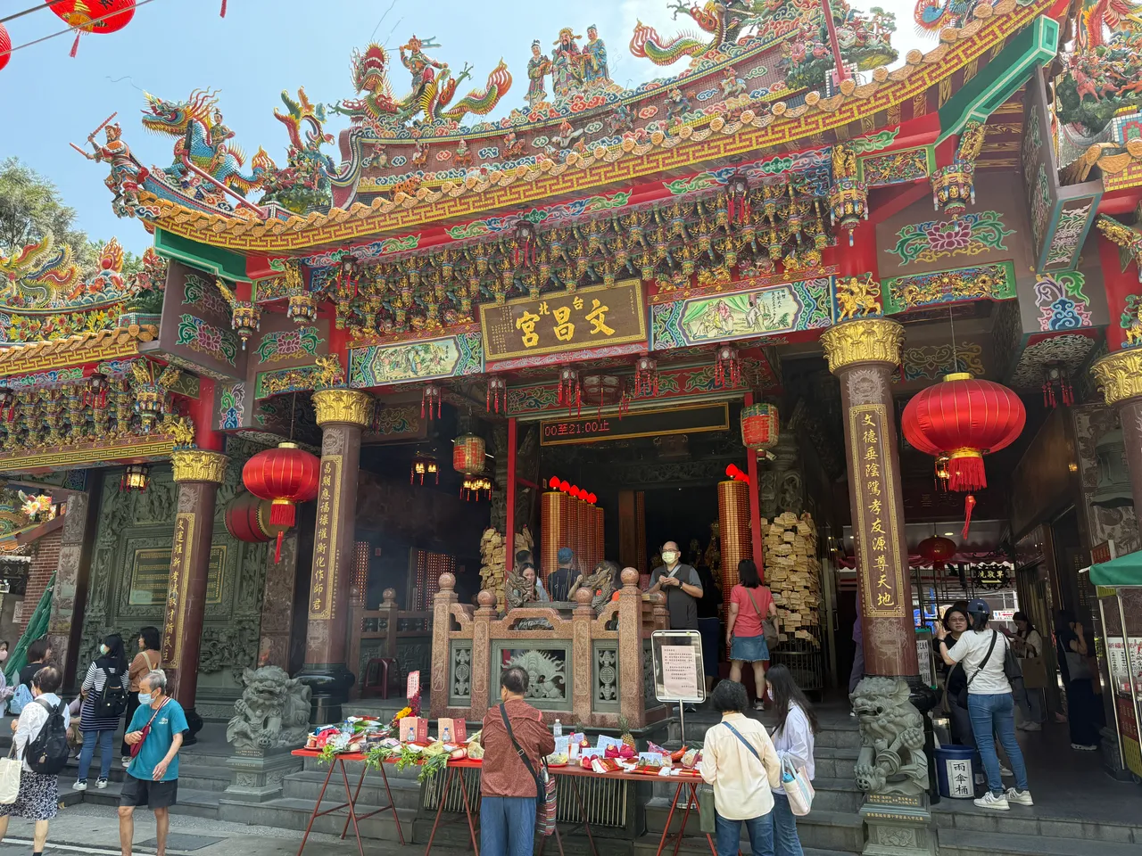 文昌宫位于台北市民生西路，每逢考季便吸引大量家长为孩子点灯祈福。摄影中心