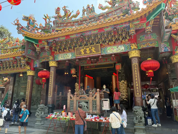 文昌宮位於台北市民生西路，每逢考季便吸引大量家長為孩子點燈祈福。攝影中心