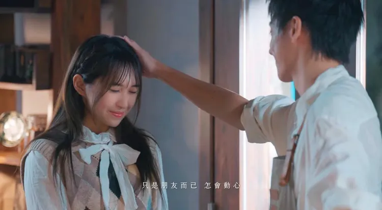 小玫瑰在ＭＶ中被帥哥摸頭。翻攝YT