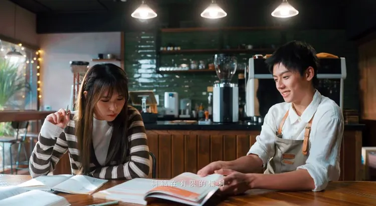 小玫瑰與帥氣男生上演曖昧情素。翻攝YT